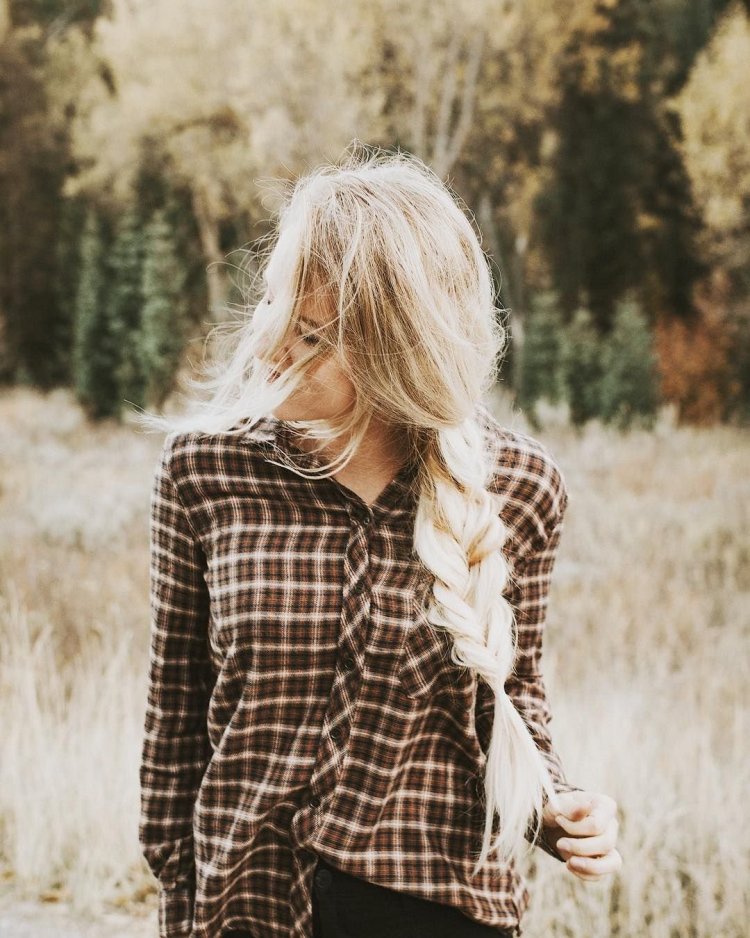 Блондинка осенью