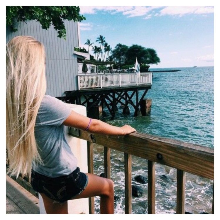 Блондинка с длинными волосами летом