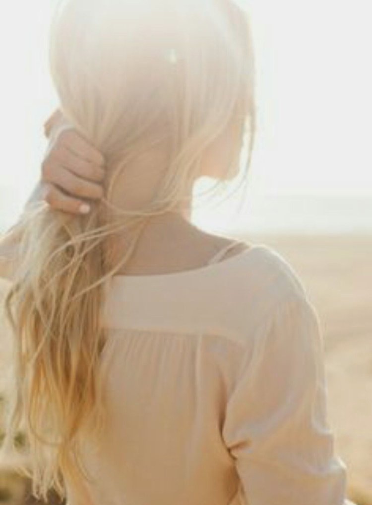 Девушка блондинка со спины