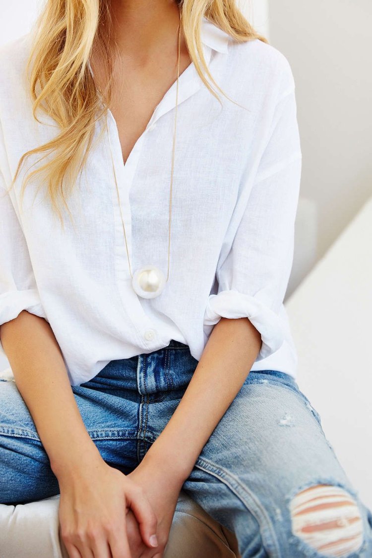 Блондинка в белой рубашке