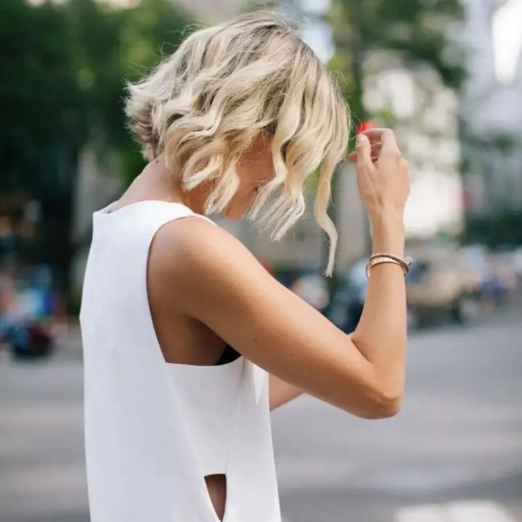 Блондинка с каре в платье