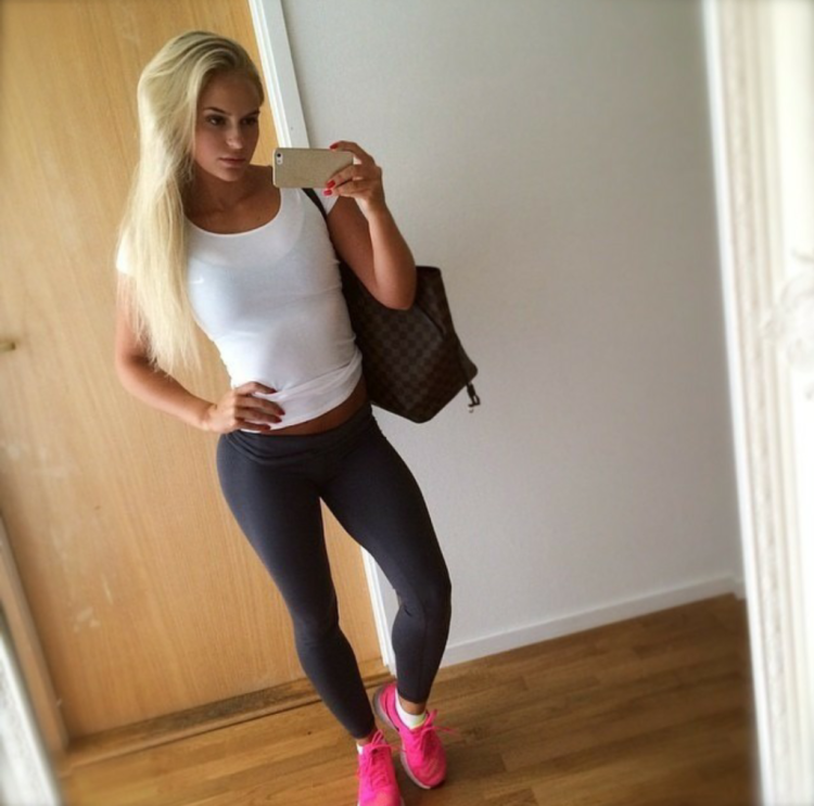 Анна Нистром в розовых лосинах