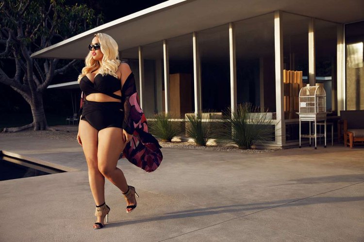 Девушка в белых обтягивающих брюках