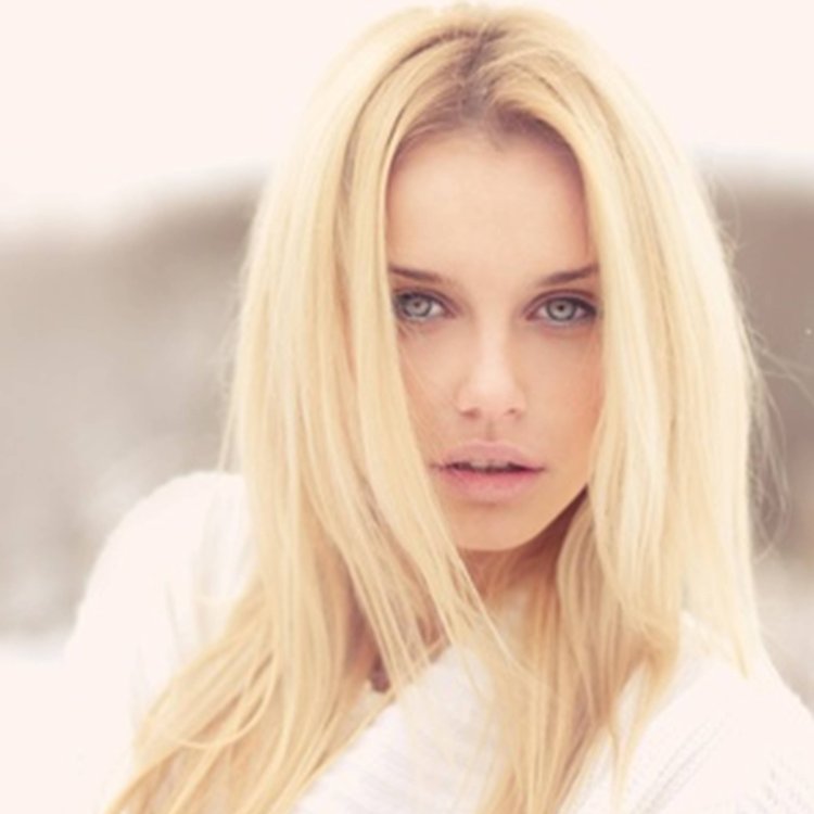 Блондинка с голубыми глазами