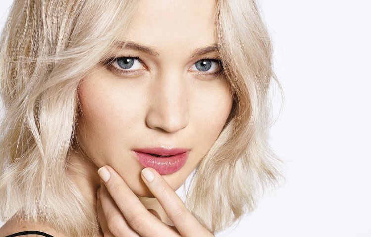 Актриса Голливуда блондинка с голубыми глазами