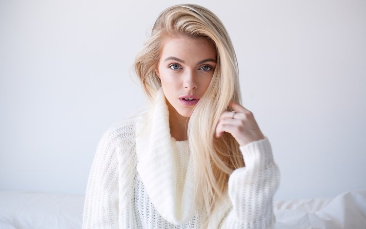 Светлая девушка