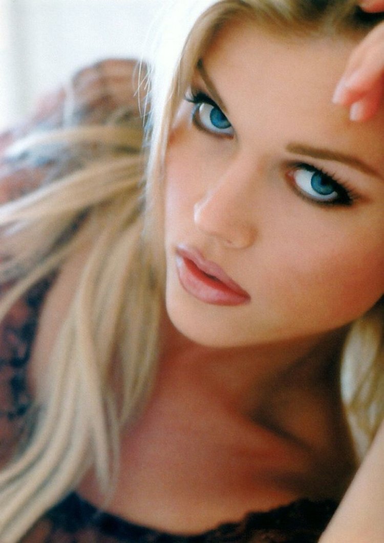 Красивая блондинка с зелеными глазами
