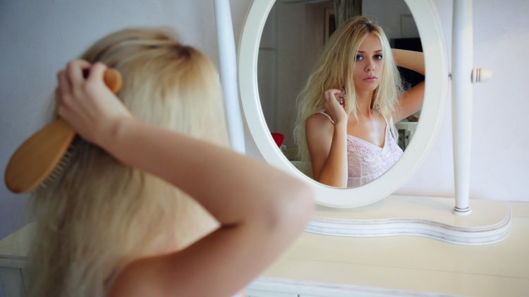 Отражение девушки в зеркале