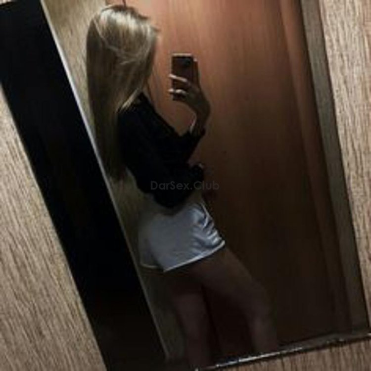 Блондинка в зеркале без лица