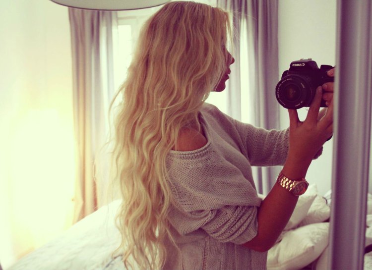 Блондинка с длинными волосами