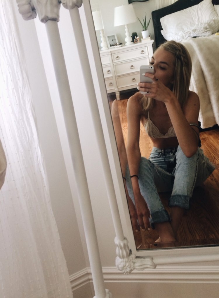 Русая девушка в зеркале