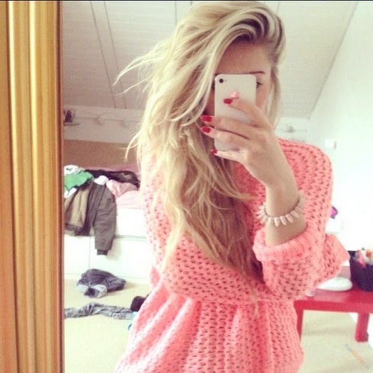 Блондинка с айфоном в зеркале