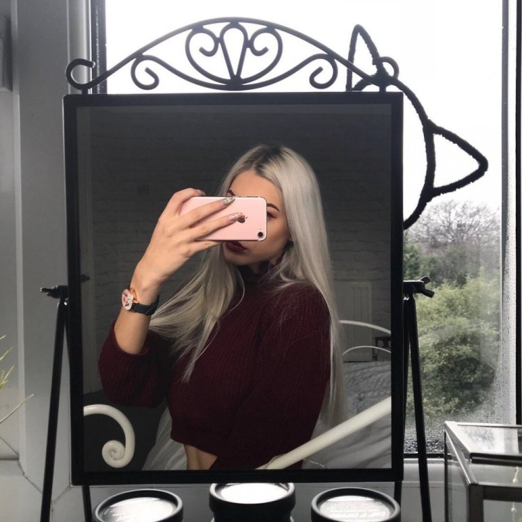 Девушка в зеркале блондинка