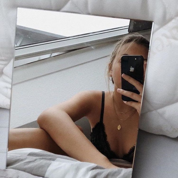 Девушка в зеркале блондинка