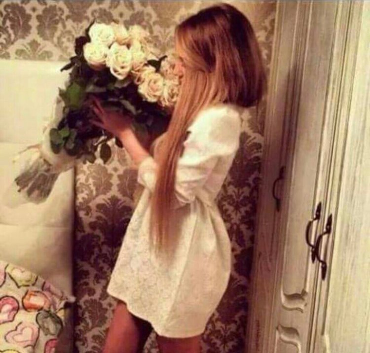 Девушка с русыми волосами с цветами