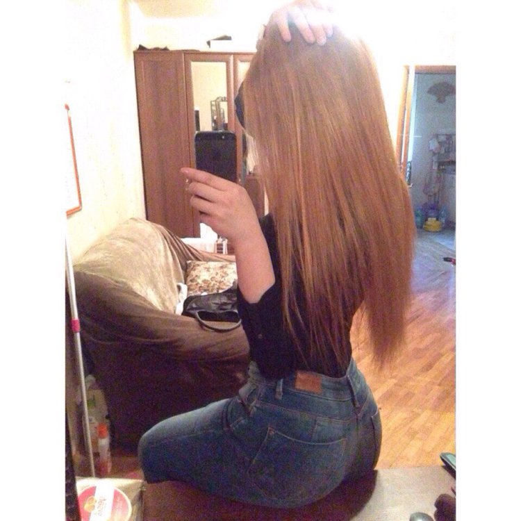 Девушки с русыми волосами в зеркале