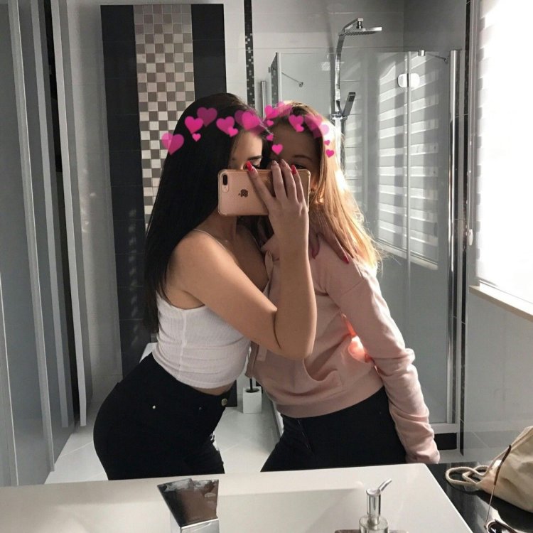 Лучшие подруги в зеркало