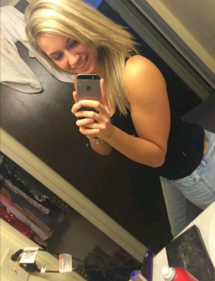 Девушка блондинка селфи