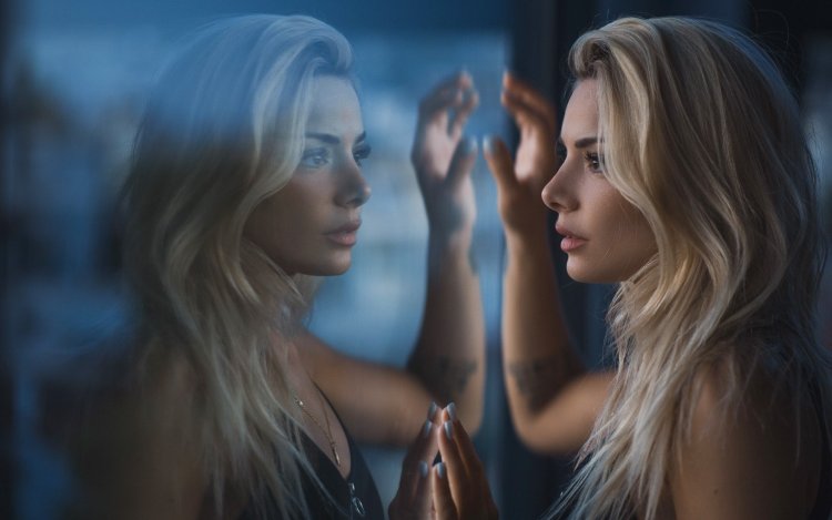 Отражение девушки в зеркале