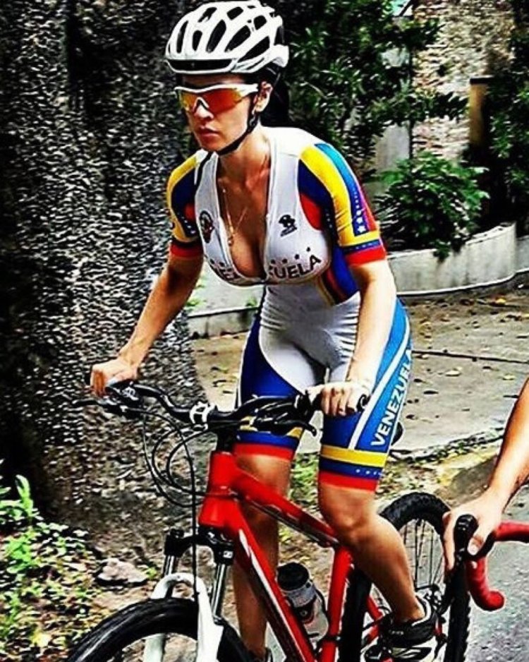 Велосипедистка страшная