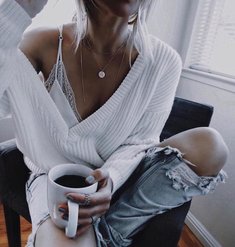 Блондинка с чашкой кофе