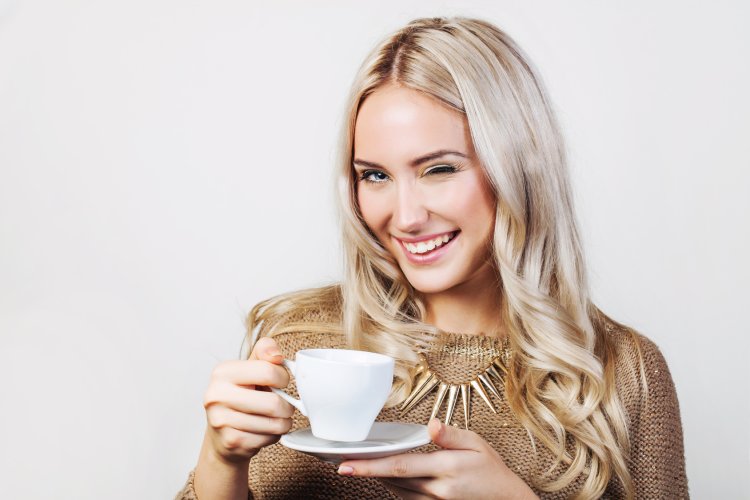 Девушка с чашкой кофе