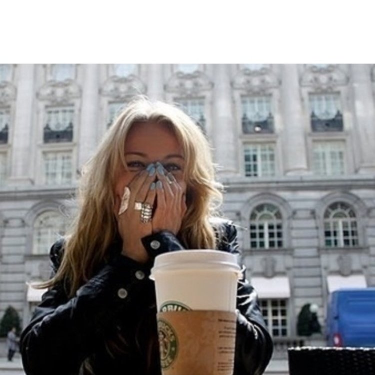 Блондинка с кофе без лица