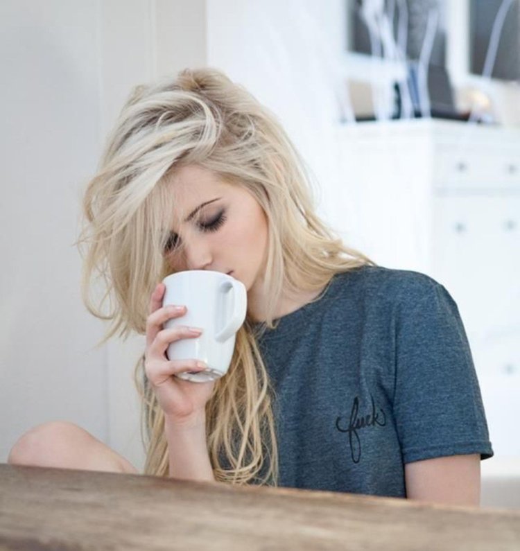 Блондинка с кофе