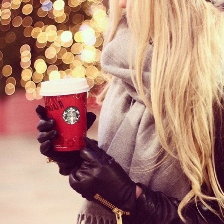 Блондинка с кофе со спины