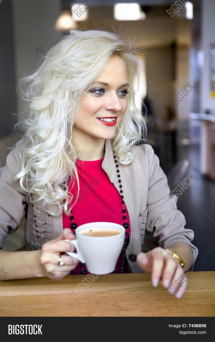 Блондинка в ресторане