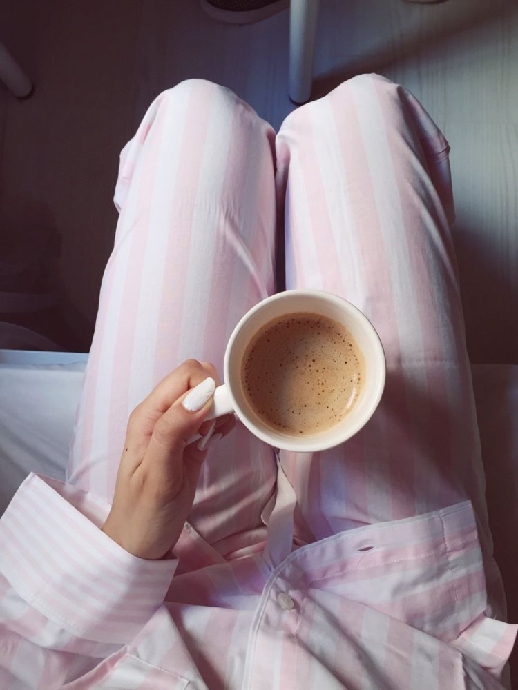 Девушка с кофе в руках