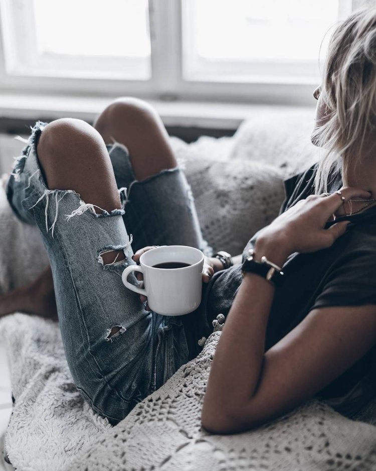 Блондинка на подоконнике