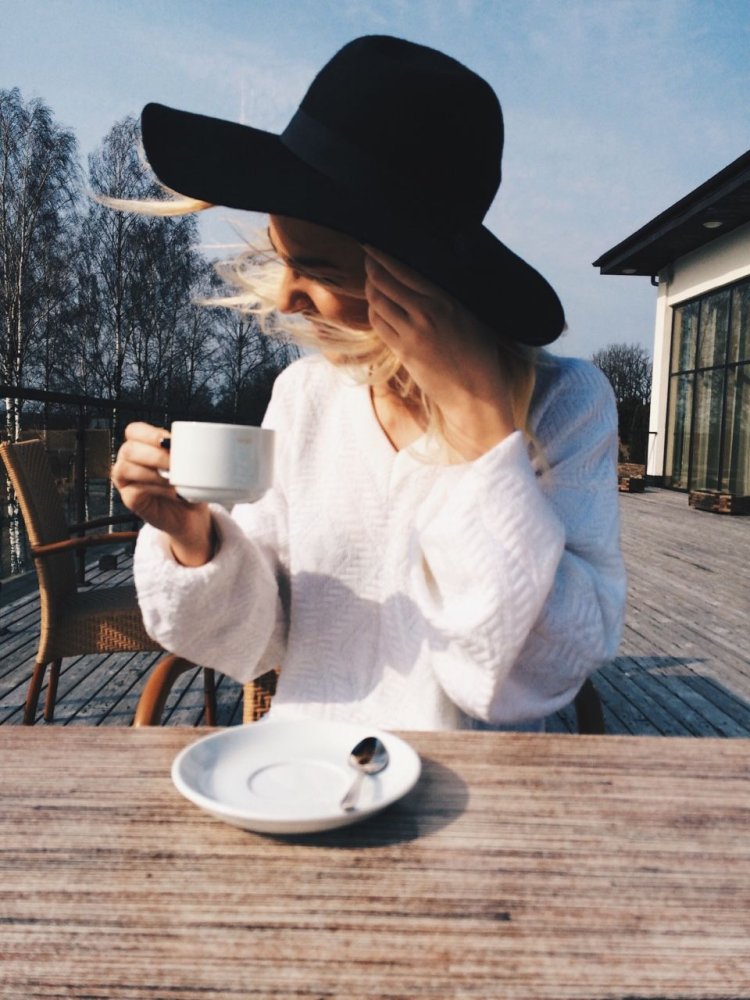 Блондинка с чашкой кофе