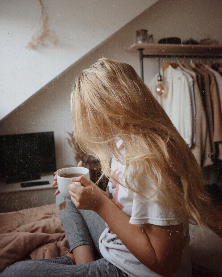 Девочка со светлыми волосами