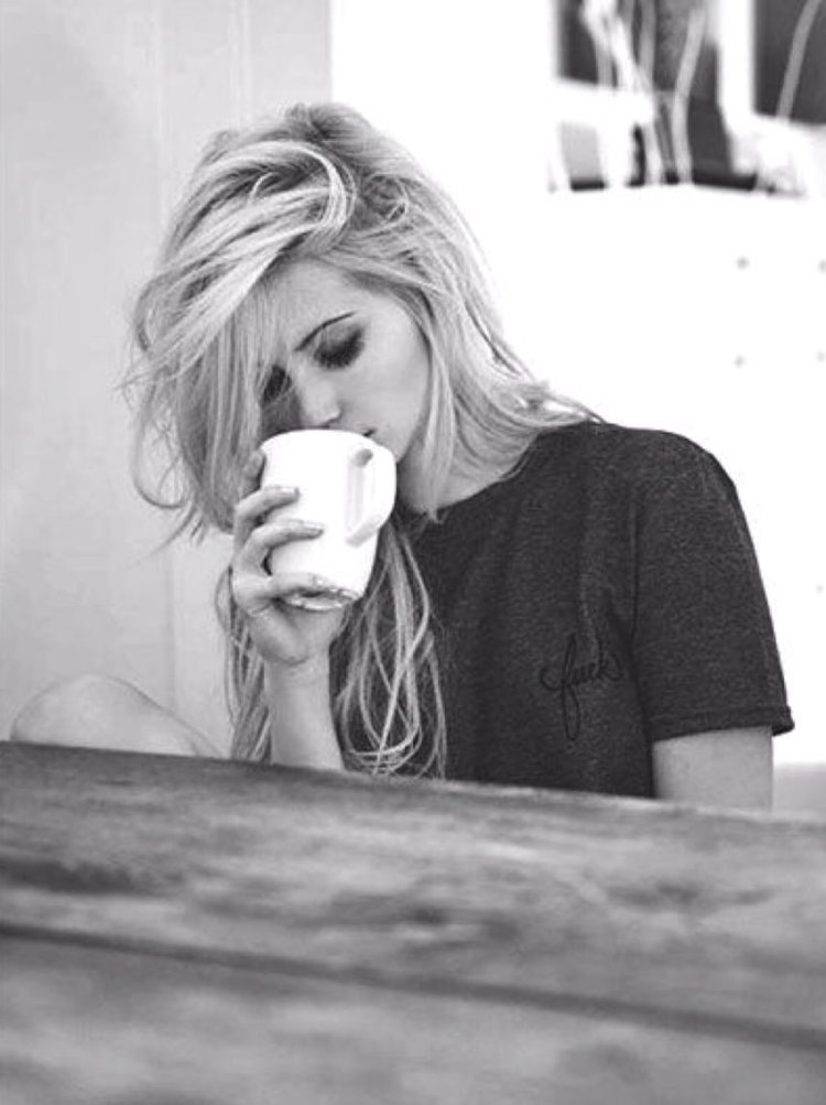 Девочка со светлыми волосами