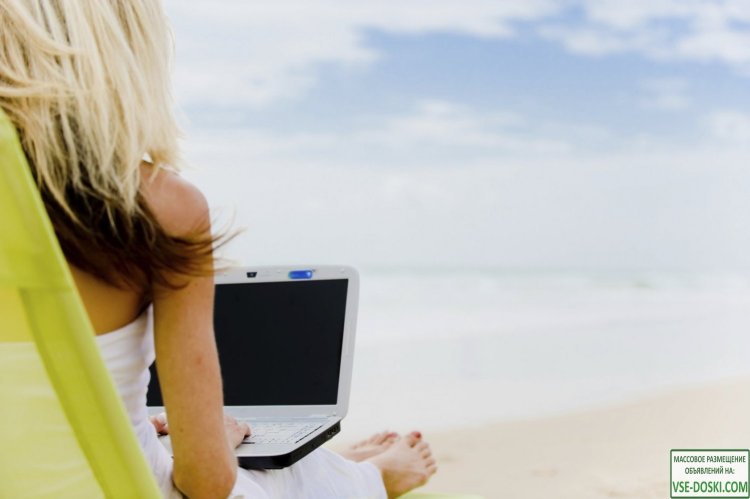 Девушка блондинка за компьютером