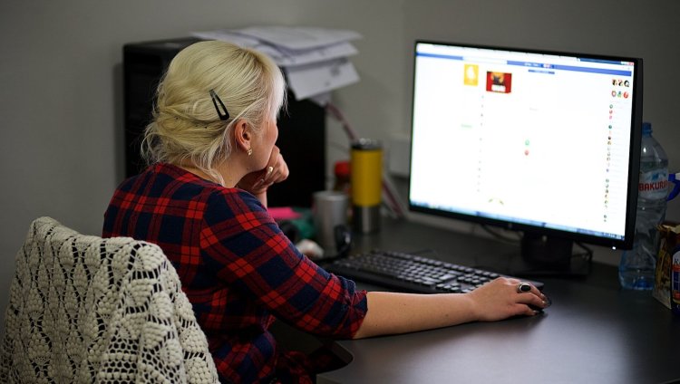 Женщина за компьютером со спины