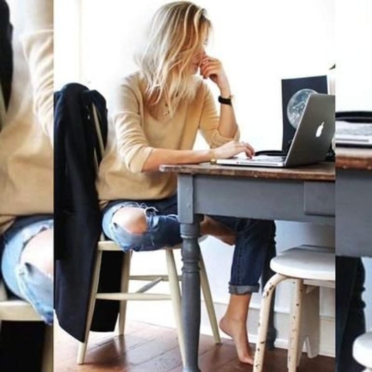 Девушка блондинка в офисе