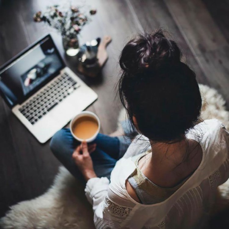 Девушка с ноутбуком