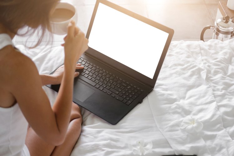 Девушка в постели с ноутбуком