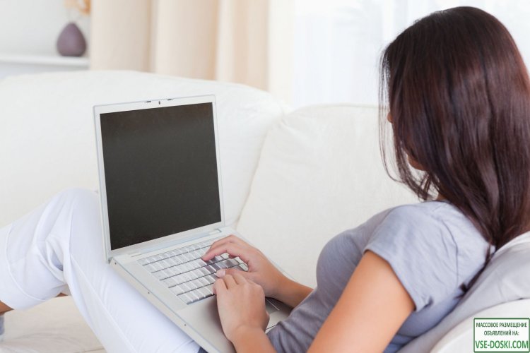 Девушка за компьютером со спины