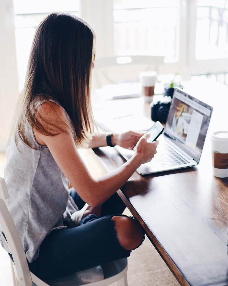 Девушка с ноутбуком