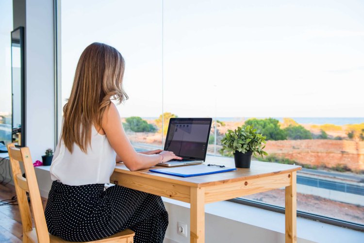 Девушка в офисе со спины