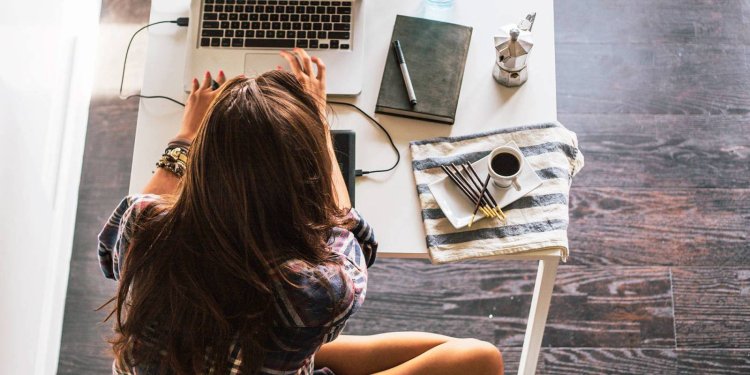 Девушка в офисе со спины