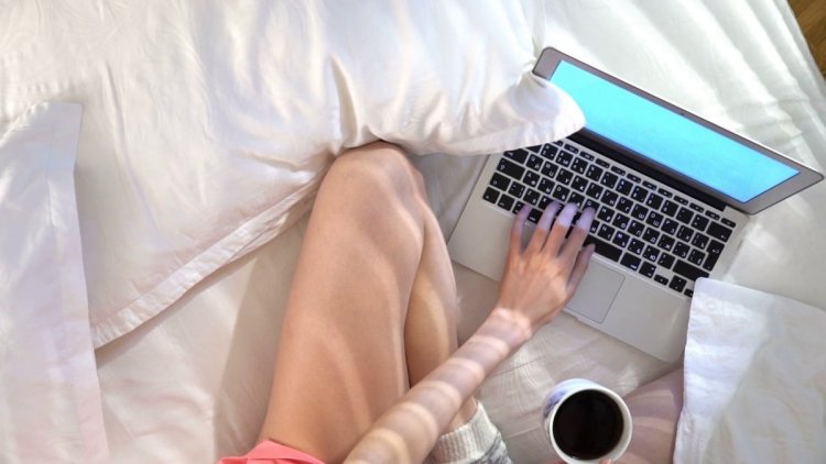 Ноутбук на постели