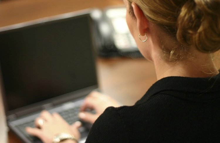 Женщина в офисе со спины