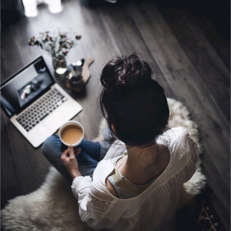 Девушка за компьютером со спины