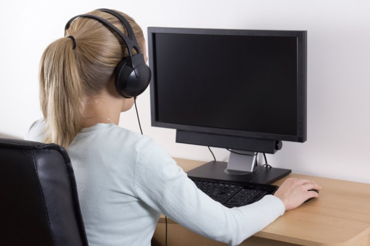 Человек за компьютером сзади