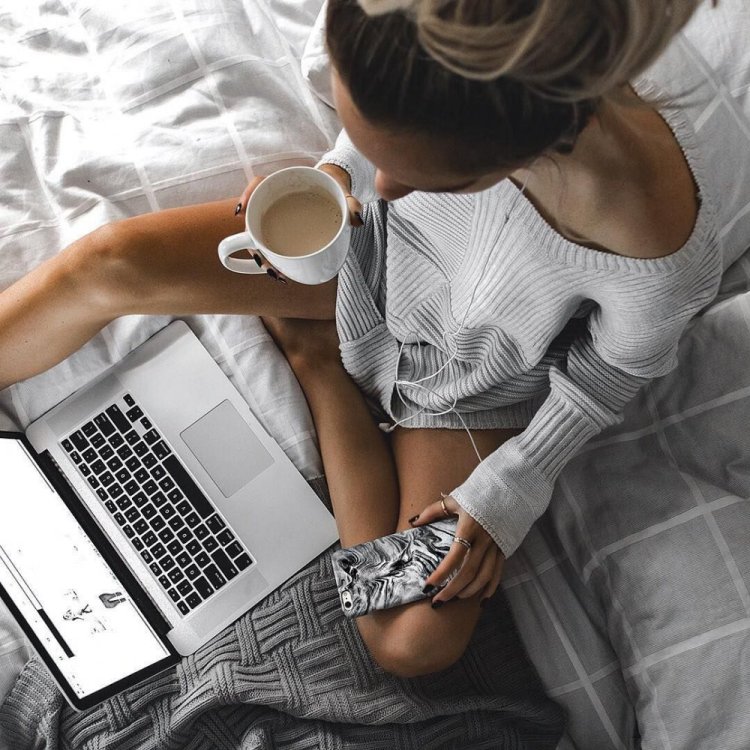 Девушка с ноутбуком