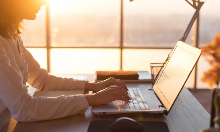 Девушка с ноутбуком в офисе